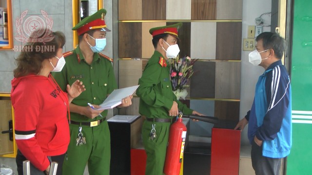cong an phuong kiem tra thiet bi pccc tai mot co so kinh doanh ket hop nha o 640x360