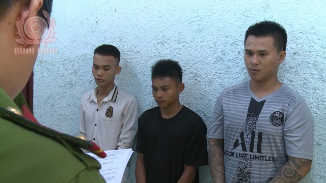 nguyen phi hung ngoai cung ben phai cung 2 ten dan em nghe dieu tra vien cong bo lenh bat giu nguoi trong truong hop khan cap 640x360