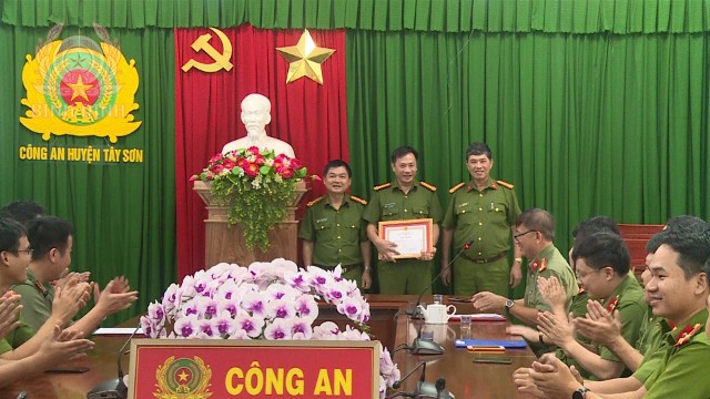 Ảnh: Đại tá Nguyễn Đức Nam, Phó Giám đốc Công an tỉnh Bình Định (ngoài cùng bên phải) đã trao Giấy khen cho Công an huyện Tây Sơn