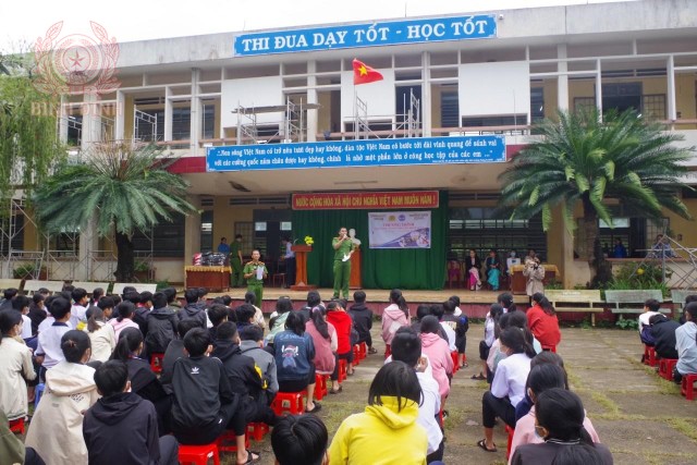 Tuyên truyền pháp luật tại trường THCS Tây An.