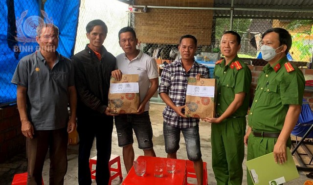 Ảnh: Ban điều hành mô hình đến thăm hỏi động viên và trao tặng quà và những người từng lầm lỡ
