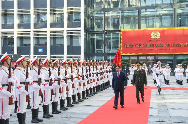 Thủ tướng Chính phủ Phạm Minh Chính duyệt Đội danh dự Công an nhân dân.