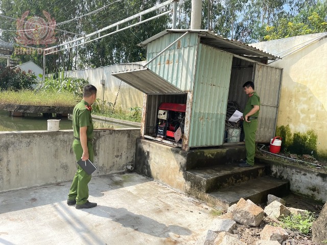 Lực lượng chức năng kiểm tra trang thiết bị chữa cháy tại một Doanh nghiệp
