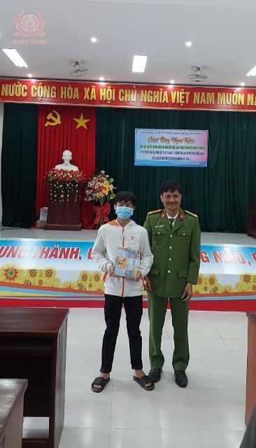 tang qua hoc sinh tra loi dung 366x640