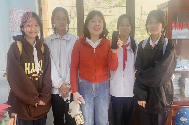 Chị Hiền vui mừng khi nhận lại điện thoại từ các em học sinh