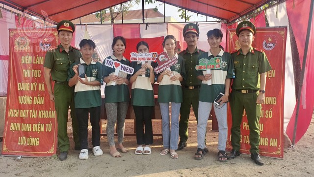 Đoàn cơ sở Công an huyện Tây Sơn ra quân “Ngày cao điểm hỗ trợ người dân thực hiện dịch vụ công trực tuyến”.