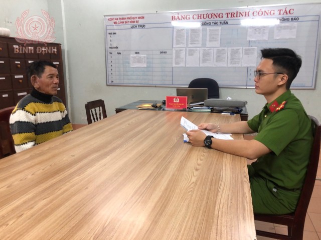 Đối tượng Nguyễn Anh Sơn tại cơ quan Công an.