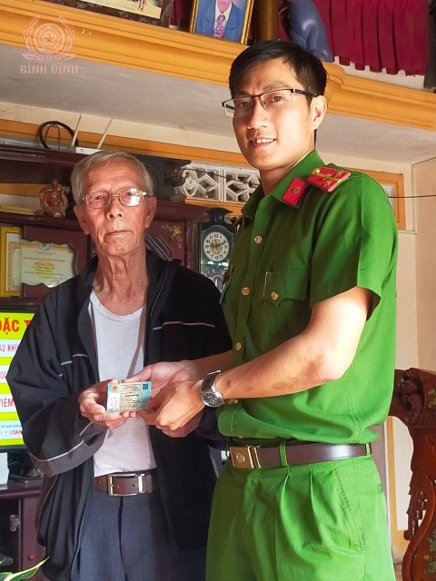 Chuyến xe căn cước công dân - phát huy tinh thần vì Nhân dân phục vụ.