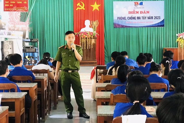 can bo ca huyen truyen truyen phap luat ve pcmt cho dvtn xa my hoa 640x427