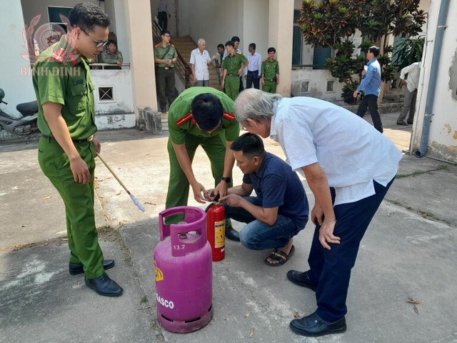 cong an huyen vc huong dan ky nang pccc 640x480