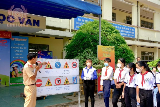 Hướng dẫn các em học sinh biết ý nghĩa các biển báo giao thông đường bộ