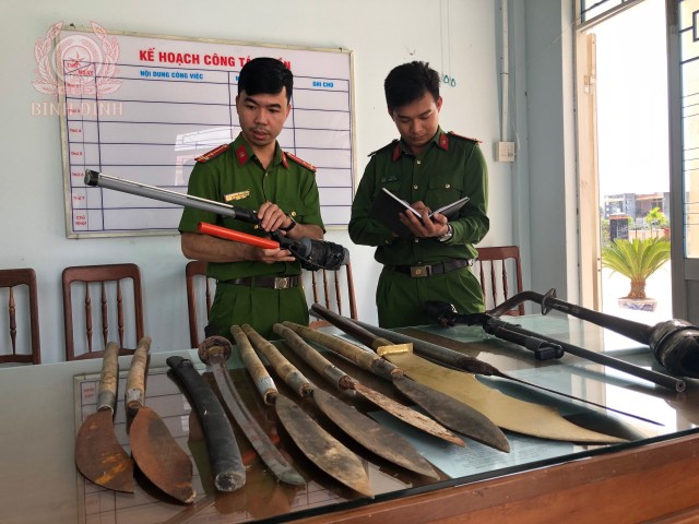 Ảnh: Công an xã Mỹ Chánh ngăn chặn một vụ đánh nhau, thu hồi hung khí.