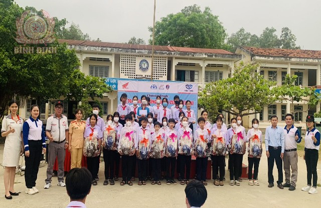 tang qua cho hoc sinh co hoan canh kho khan 640x414