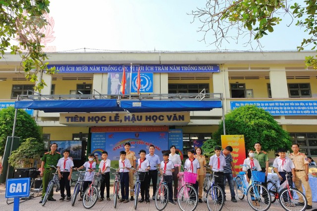 tang xe dap cho hoc sinh co hoan canh kho khan 640x427