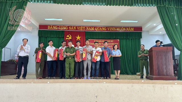 trao binh chua chay cho cac doi dan phong pccc cac thon 640x360