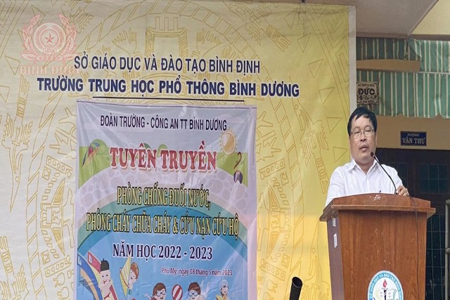 Hiệu trưởng Trường THPT Bình Dương phát biểu về công tác tuyên truyền.