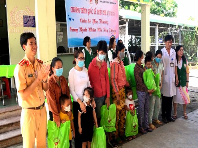 Tặng quà các bệnh nhi