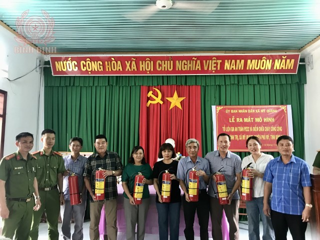 trao binh chua chay cho cac thanh vien trong to lien gia 640x480
