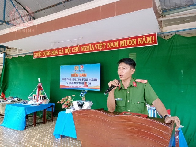 Công an phường Hoài Hương phối hợp tổ chức Diễn đàn tuyên truyền phòng, chống bạo lực học đường và tệ nạn ma túy tại trường THCS Hoài Hương, thị xã Hoài Nhơn.