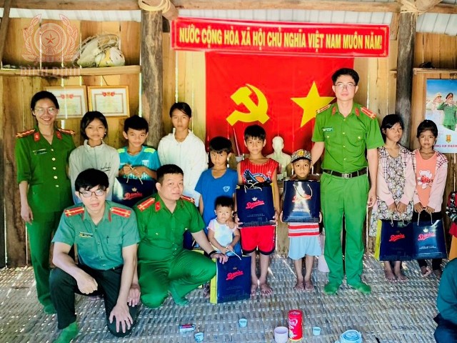 Tết Thiếu nhi cùng các em nhỏ làng đồng bào dân tộc thiểu số.