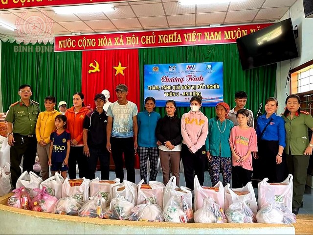 Công an huyện An Lão thăm, tặng quà đơn vị kết nghĩa thôn 3, xã An Hưng, huyện An Lão.