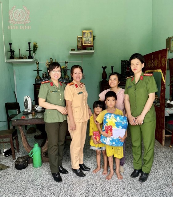 Tặng quà cho cháu Nguyễn Da Huy do Hội nhận đỡ đầu