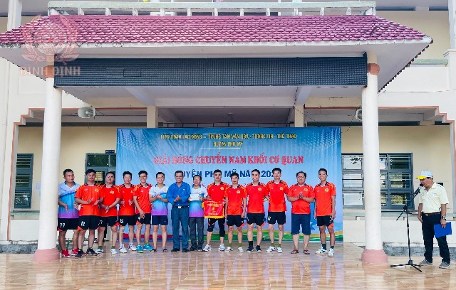 Ban Tổ chức Giải bóng chuyền nam khối cơ quan huyện Phù Mỹ năm 2023 trao Giải vô địch cho Đội Công an huyện Phù Mỹ