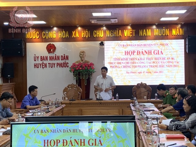 2 dong chi chu tich ubnd huyen phat bieu chi dao 640x479