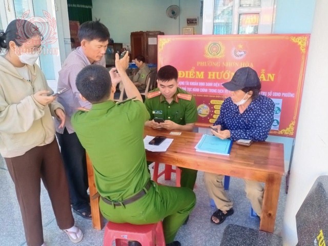Công an thị xã An Nhơn phối hợp “Tổ công nghệ số thanh niên” các xã, phường tích cực hưởng ứng lời phát động phong trào toàn dân tham gia đăng ký, kích hoạt tài khoản định danh điện tử (VNeID) của Chủ tịch UBND thị xã.