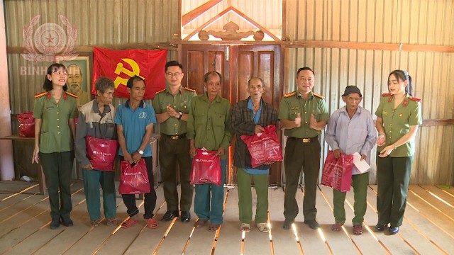 doan thanh nien cong an tinh trao qua cho 10 truong hop nguoi co cong cach mang o xa canh lien huyen van canh 640x360