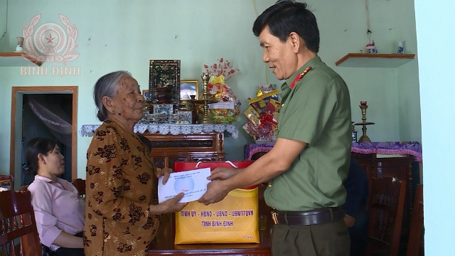 giam doc cong an tinh tham hoi tang qua me viet nam anh hung o huyen phu my 640x360