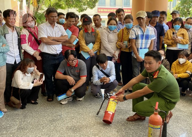 gioi thieu va huong dan su dung binh chua chay 640x457