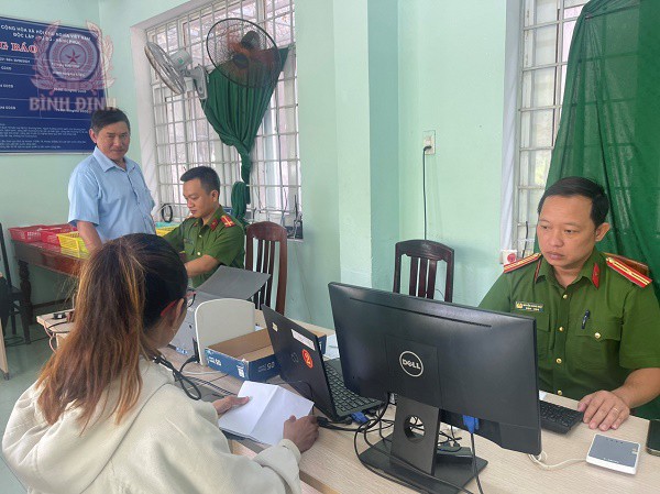 Hình ảnh: Phòng Cảnh sát Quản lý hành chính về trật tự xã hội tổ chức cấp thẻ Căn cước công dân gắn chip, cấp tài khoản định danh điện tử cho người dân.