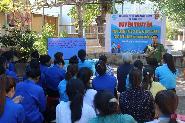 Công an thị xã Hoài Nhơn phối hợp tuyên truyền về phòng, chống tệ nạn xã hội và bạo lực gia đình.