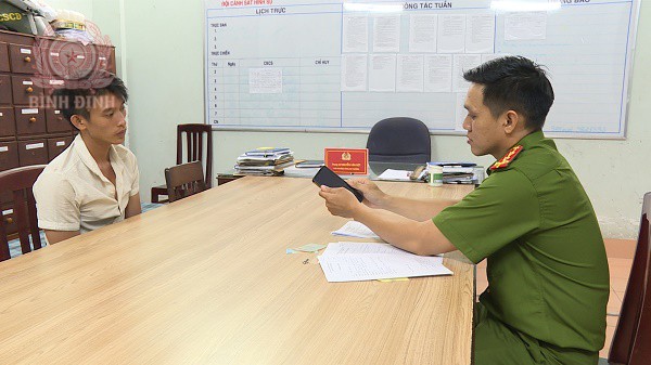 Công an thành phố Quy Nhơn làm việc Trần Quốc Anh, đối tượng cướp giật bỏ nhà đi bụi