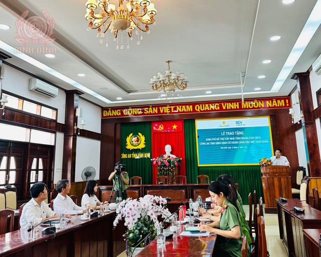 Hỗ trợ xây nhà tình nghĩa cho CBCS khó khăn.