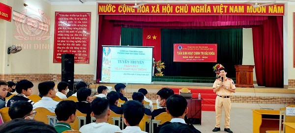 Cán bộ Phòng CSGT Công an tỉnh tuyên truyền pháp luật về an toàn giao thông cho sinh viên trường Cao đẳng kỹ thuật Công nghệ Quy Nhơn.