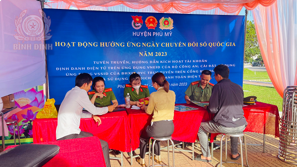 Đoàn Thanh niên Công an huyện Phù Mỹ tuyên truyền, hướng dẫn cho người dân đăng ký, kích hoạt tài khoản định danh điện tử.