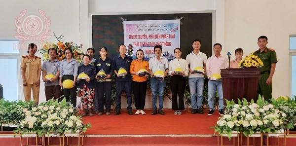 CATX An Nhơn: Đẩy mạnh tuyên truyền pháp luật về an toàn giao thông cho công nhân, người lao động.