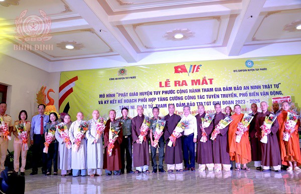 ban dai dien mo hinh ra mat nhan nhiem vu