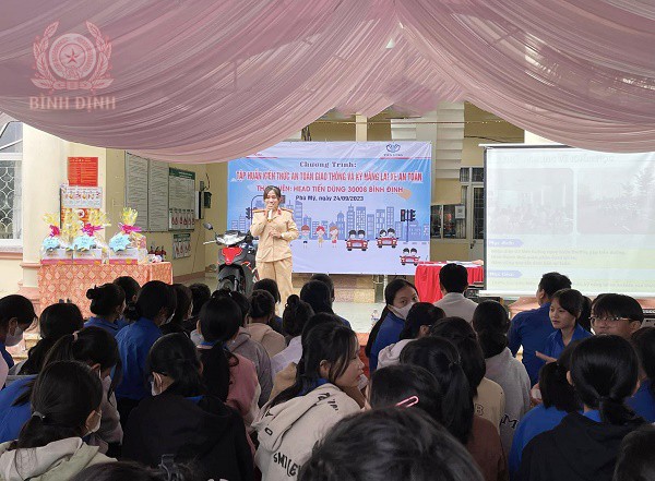 CSGT CA huyện Phù Mỹ tuyên truyền pháp luật về ATGT đoàn viên, thanh niên Mỹ Thọ.