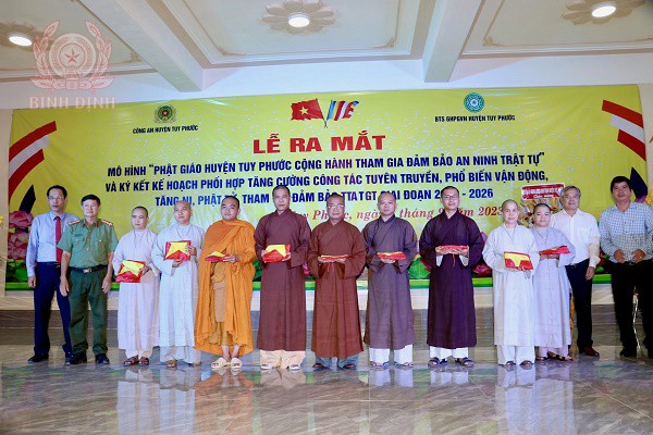 lanh dao trao tang co to quoc cho cac co so phat giao
