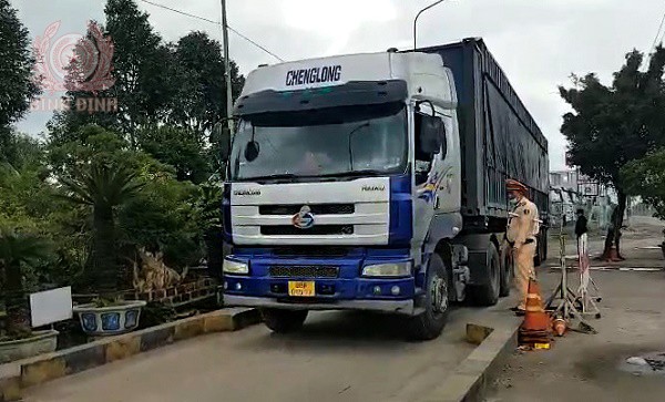 Lực lượng chức năng kiểm tra tải trọng xe