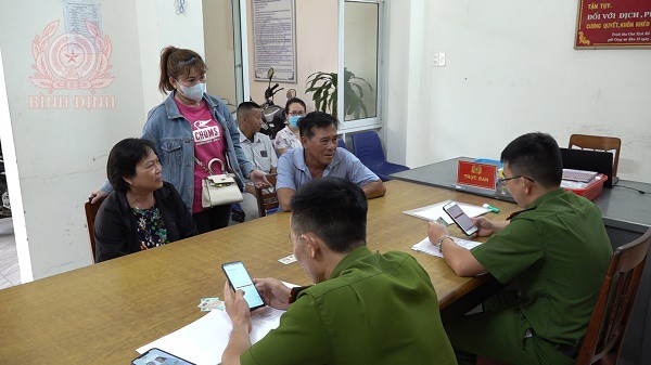 Công an phường hướng dẫn người dân kích hoạt tài khoản định danh cấp độ 2