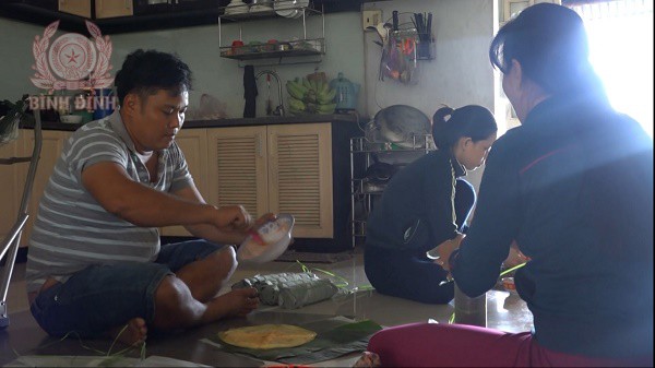 anh ta thanh viet o xa nhon loc ben trai anh lam nem chua