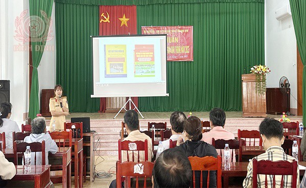 csgt ca huyen phu my tuyen truyen ve atgt cho hoi vien nong dan