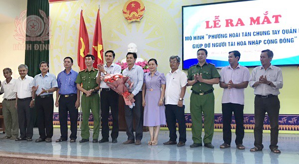 phuong hoai tan ra mat mo hinh giup do nguoi tai hoa nhap cong dong