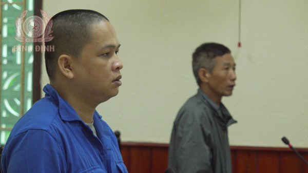 tran minh khoa ao xanh va cha vo tai phien toa