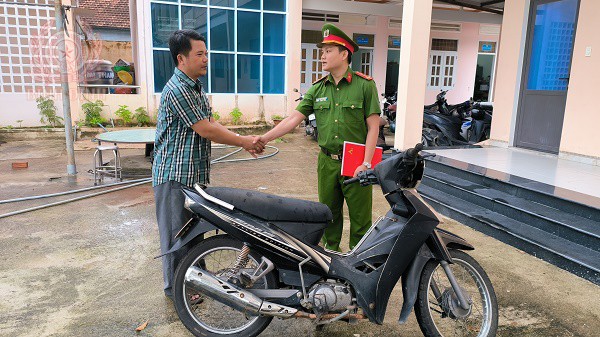 Công an huyện Tây Sơn trao trả chiếc xe mô tô cho anh Lê Lâm Thắng