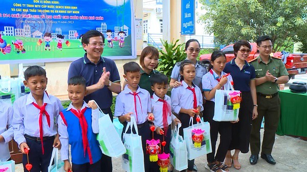 doan thanh nien cong an tinh va cac nha hao tam tang qua cho hoc sinh xa an quang dip trung thu 2023